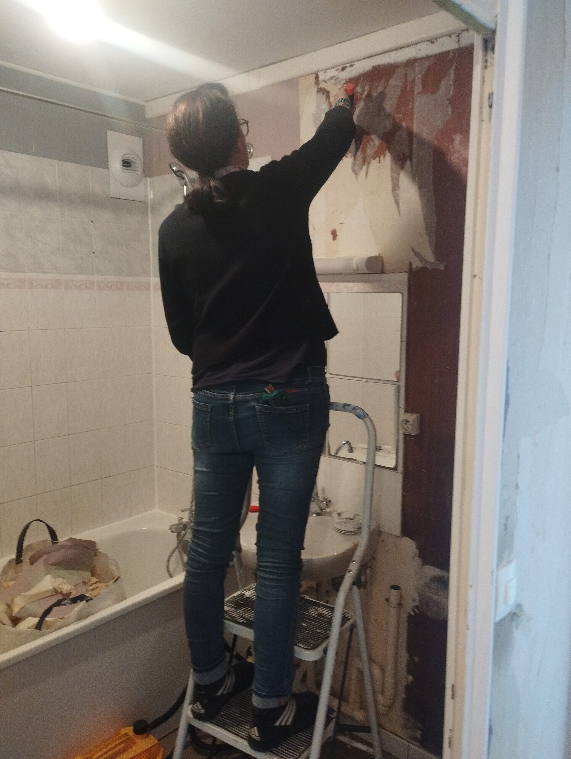 Décollage de la tapisserie dans la salle de bain